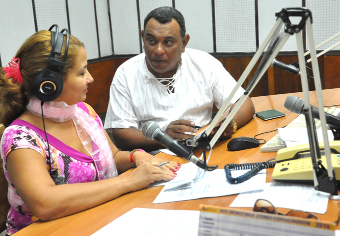 El director de Radio Portada de la Libertad, en Niquero, fiscaliza la edición de contenidos en la programación especial en homenaje a FidelFOTO/Orlando Fombellida Claro