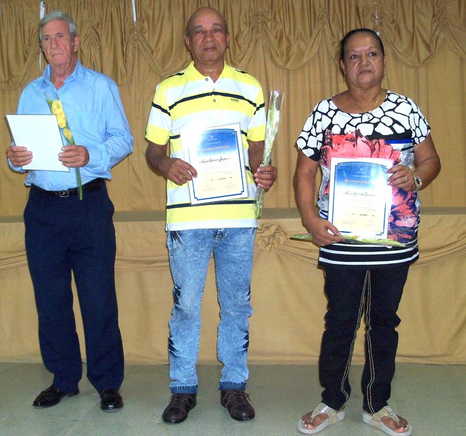 De izquierda a derecha, Emilio Cabrera, Ángel Espinosa y Alicia Moríñigo, Jubilados reincorporados a la docenciaFOTO/Orlando Fombellida Claro