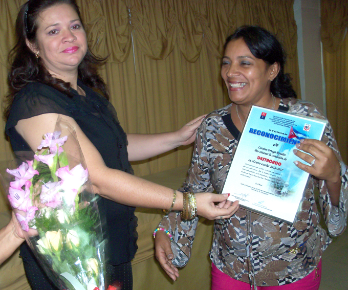 Entrega de Premio Espoecial de la Dirección provincial de EducaciónFOTO/Orlando Fombellida Claro