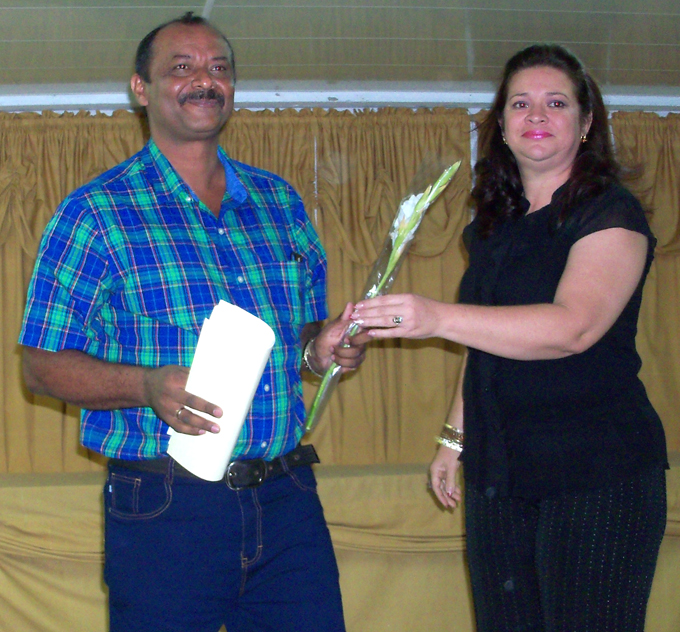 Teresa Pérez Trinchet, subdirectora provincial de Educación, felicita a Leonarto Tamayo Vázquez, director de Educación en GranmaFOTO/Orlando Fombellida Claro