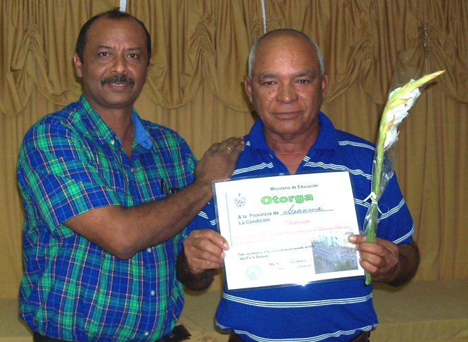 Leonardo Tamayo, director de Educac ión en Granma, entrega el certificado de provincia Destacada en la Defensa, a Víctor Vázquez Rodríguez FOTO/Orlando Fombellida Claro