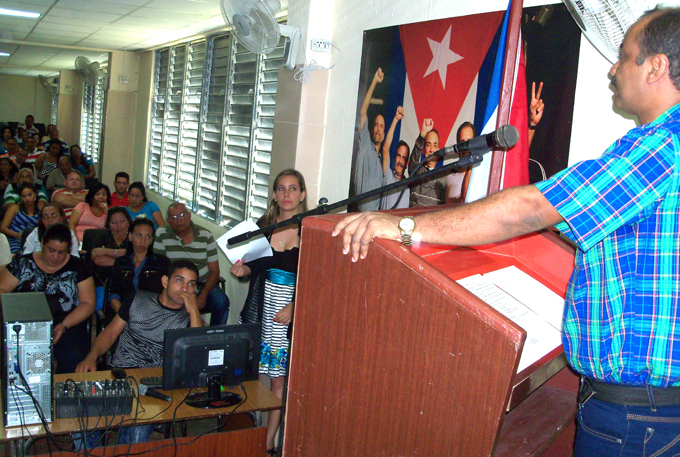 Leonardo Tamayo, director de Educación en Granma, felicita a los trabajadores del sectorFOTO/Orlando Fombellida Claro