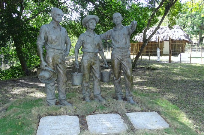 Monumento erigido en homenaje a los campesinos que apoyaron a los rebeldes en Cinco Palmas/ FOTO Luis Carlos Palacios