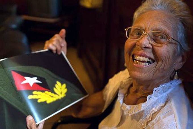 Dinorah, la bordadora de los grados en el uniforme del Comandante Fidel Castro.