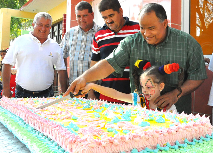 Federico Hernández Hernández pica el kake que deja inaugurada la dulcería de Yara / FOTO Rafael Martínez Arias