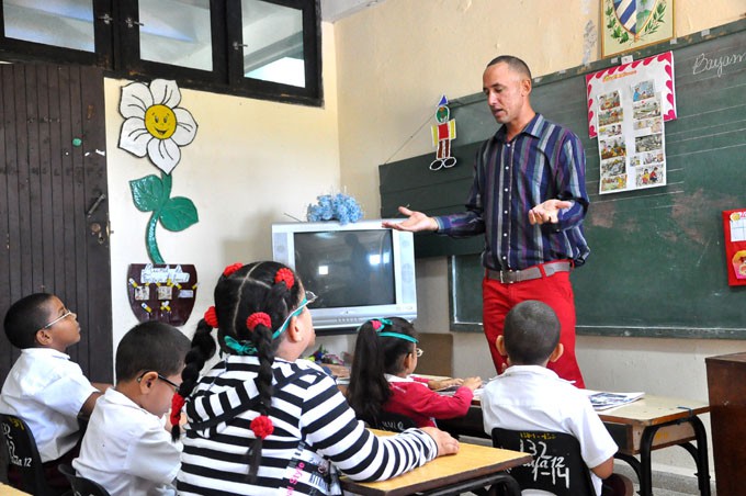 El joven profesor Yulvis Triguero López devuelve a los niños el cariño recibido por él antes en esta institución. FOTO/ Rafael Martínez