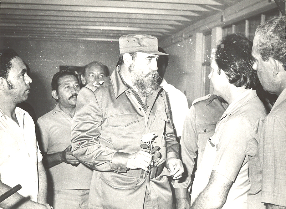 El Comandante en Jefe mira un ejemplar de La Demajagua; en frente, periodistas y trabajadores gráficosFOTO/Orlando Fombellida Claro