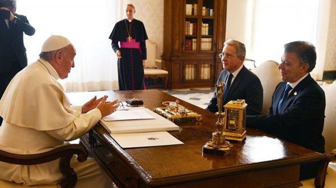 El papa Francisco junto a Juan Manuel Santos y Álvaro Uribe
