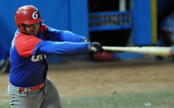 El segunda base Carlos Benítez es una de las claras muestras del salto cualitativo de los peloteros granmenses en la última Serie Nacional. FOTO/ Ricardo López Hevia