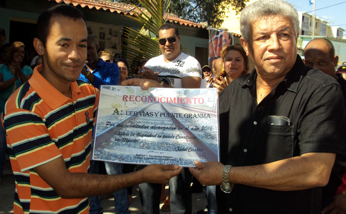 Miguel Oliva García, a la derecha, recibe el certificado de reconocimiento a la UEB Vías y Puentes, de GranmaFOTO/Orlando Fombellida Claro