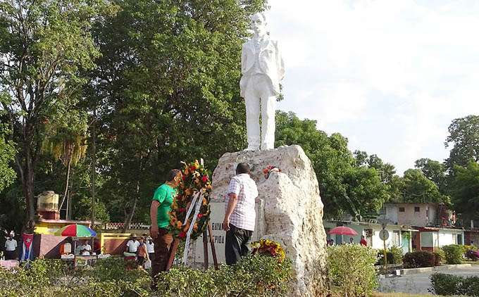 Tributan homenaje a José Martí en Bayamo (+ fotos) Tributan homenaje a José Martí en Bayamo (+ fotos)