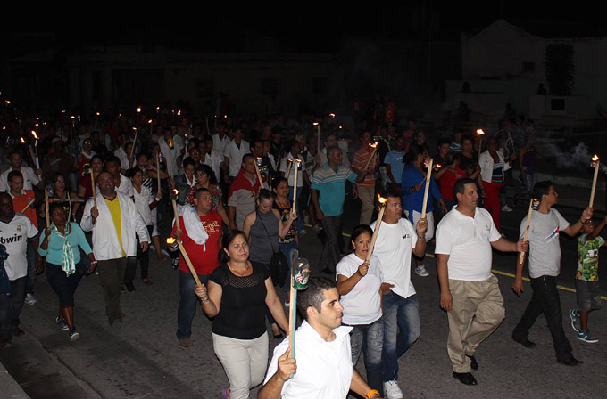 Marcha de las antorchas en Manzanillo