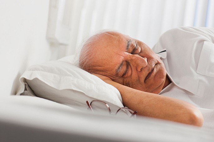 anciano duerme