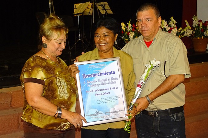 Iris Betancourt, delegada del Citma en Granma, recibió el reconocimiento FOTO / Luis Carlos Palacios