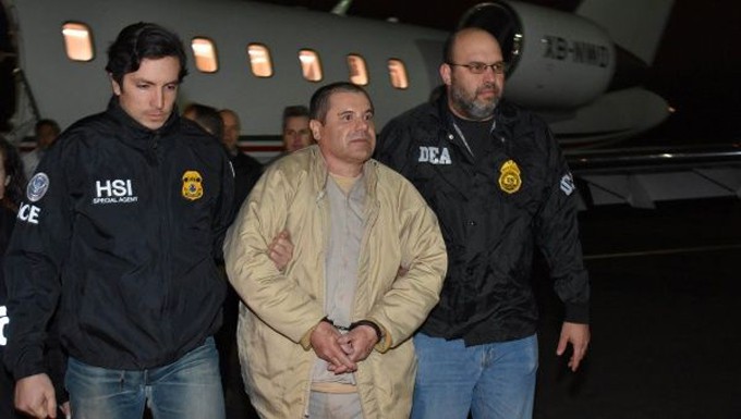Guzmán durante su arribo al aeropuerto MacArthur, en Long Island  FOTO / Reuters.