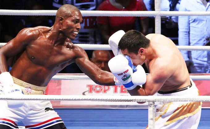 Julio-Cesar-La-Cruz-vs-Shuhrat-Abdullaev