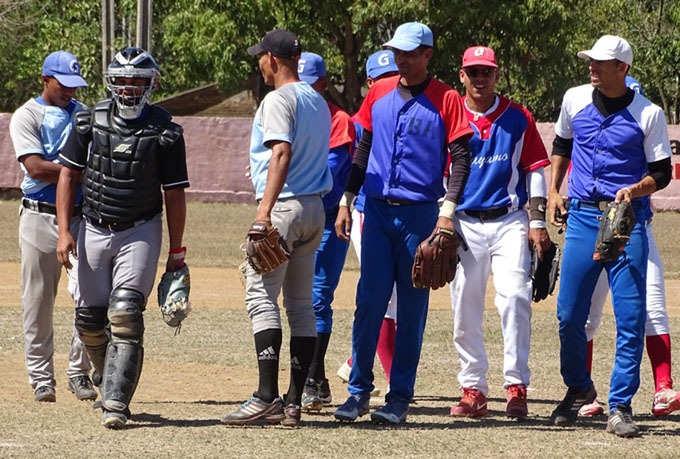 La selección del Cauto, dirigida por el bayamés Luis Ernesto González, festeja al concretar el triunfo