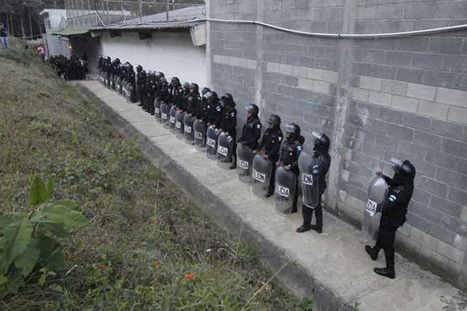 Denuncian uso de gas lacrimógeno en correccional de Guatemala Denuncian uso de gas lacrimógeno en correccional de Guatemala