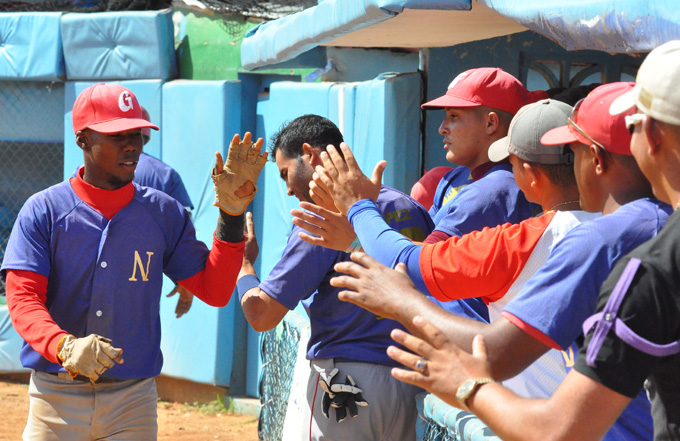 Bayamo sale delante en la final del béisbol granmense Bayamo sale delante en la final del béisbol granmense