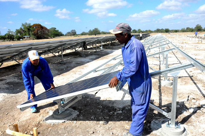 Construyen parques fotovoltaicos en Granma Construyen parques fotovoltaicos en Granma