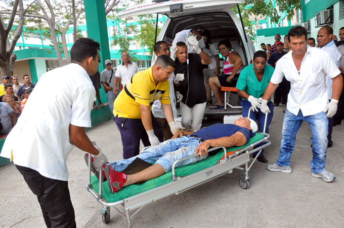 Un muerto y nueve lesionados en accidente de tránsito entre Granma y Santiago de Cuba (+ información y fotos) Un muerto y nueve lesionados en accidente de tránsito entre Granma y Santiago de Cuba (+ información y fotos)