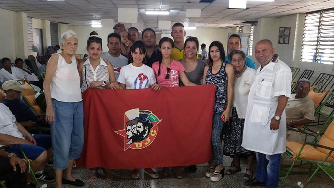 Entregan a Etecsa de Granma bandera Colectivo Juvenil 55 Aniversario Entregan a Etecsa de Granma bandera Colectivo Juvenil 55 Aniversario