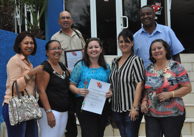 Reconocen a profesionales de la prensa en Granma por años de labor en instituciones del Partido Comunista de Cuba Reconocen a profesionales de la prensa en Granma por años de labor en instituciones del Partido Comunista de Cuba