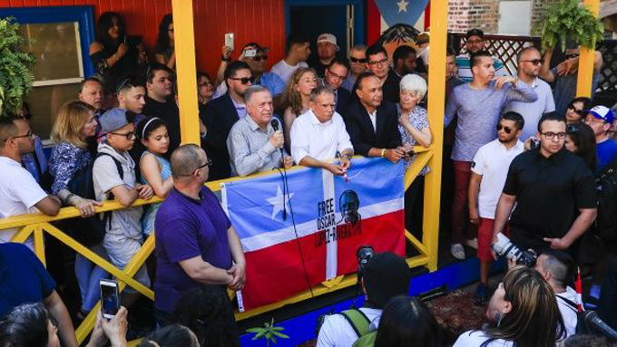 ¡Héroe de Puerto Rico! Aclaman a Oscar López Rivera en Chicago ¡Héroe de Puerto Rico! Aclaman a Oscar López Rivera en Chicago