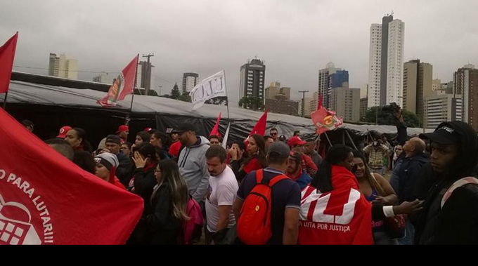 Lula acude a sitiada sede de Justicia Federal en Curitiba (+ Fotos) Lula acude a sitiada sede de Justicia Federal en Curitiba (+ Fotos)