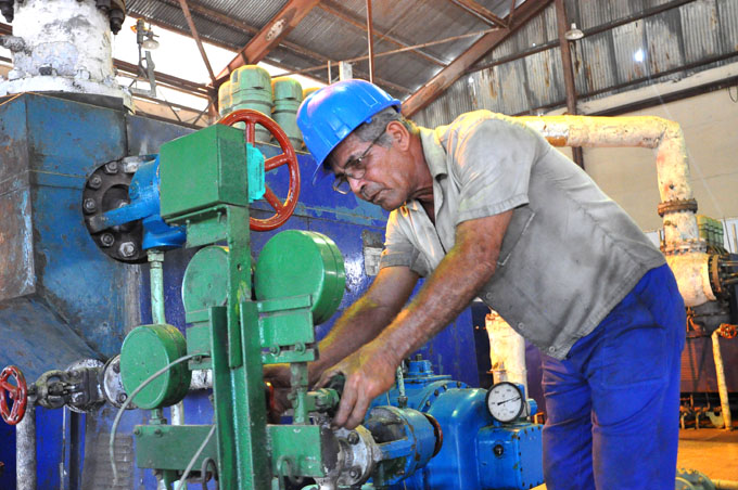 Azucareros de Granma metidos de lleno en las reparaciones de sus centrales Azucareros de Granma metidos de lleno en las reparaciones de sus centrales