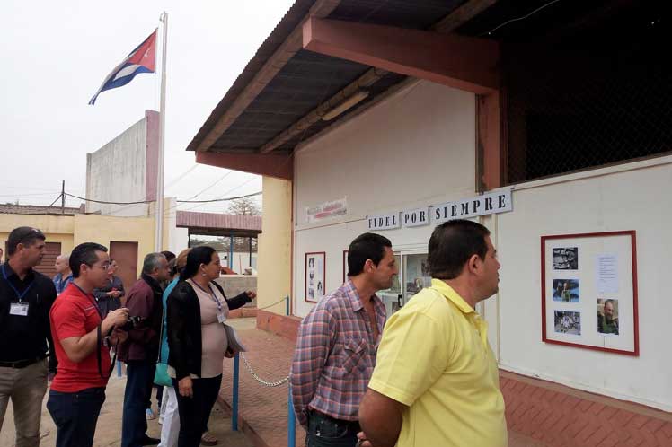 Colaboradores cubanos en Angola exponen fotografías de Fidel Castro Colaboradores cubanos en Angola exponen fotografías de Fidel Castro