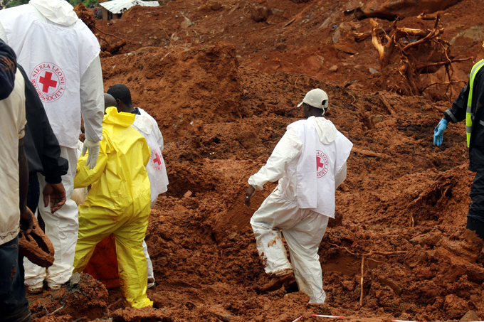 Sepultan a cientos de víctimas de deslave en Sierra Leona Sepultan a cientos de víctimas de deslave en Sierra Leona