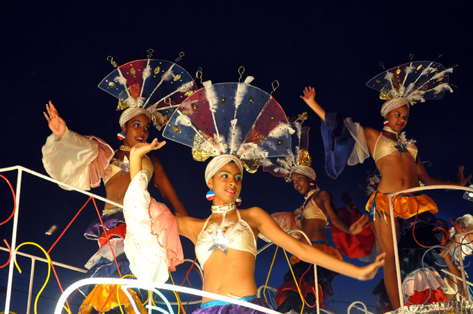 Hoy los tradicionales paseos de comparsas, congas y carrozas en el carnaval Bayamo 2017 Hoy los tradicionales paseos de comparsas, congas y carrozas en el carnaval Bayamo 2017