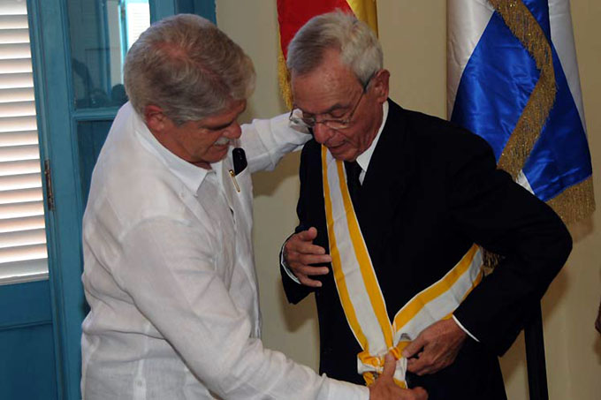 Recibe Eusebio Leal la Gran Cruz de la Real Orden Isabel la Católica Recibe Eusebio Leal la Gran Cruz de la Real Orden Isabel la Católica