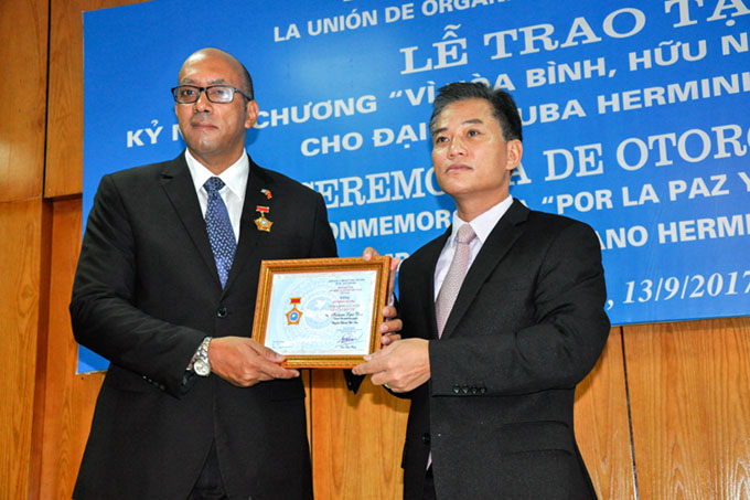 Honran con alta distinción a saliente embajador cubano en Vietnam Honran con alta distinción a saliente embajador cubano en Vietnam