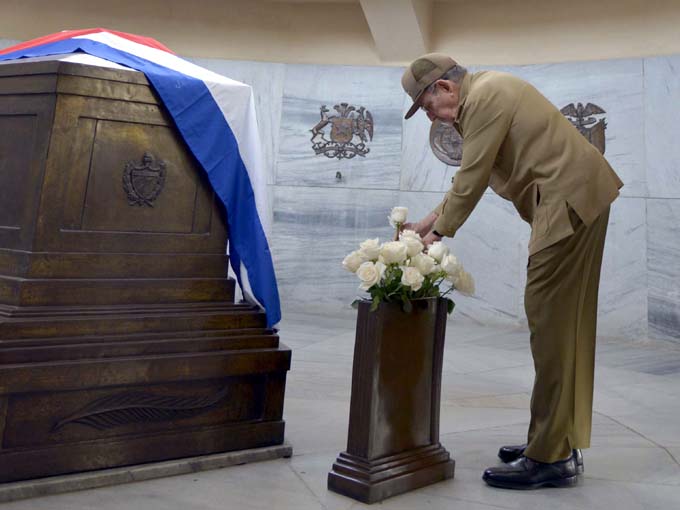 Preside Raúl acto político y ceremonia militar en Santa Ifigenia (+ video) Preside Raúl acto político y ceremonia militar en Santa Ifigenia (+ video)