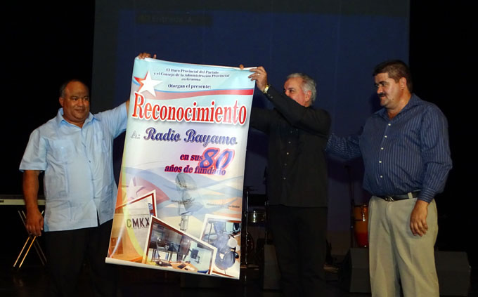 Noche de júbilo y reconocimiento para la radio en Bayamo (+ fotos y videos) Noche de júbilo y reconocimiento para la radio en Bayamo (+ fotos y videos)