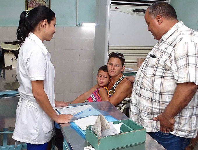 Recorren máximas autoridades granmenses hospitales y policlínicos Recorren máximas autoridades granmenses hospitales y policlínicos