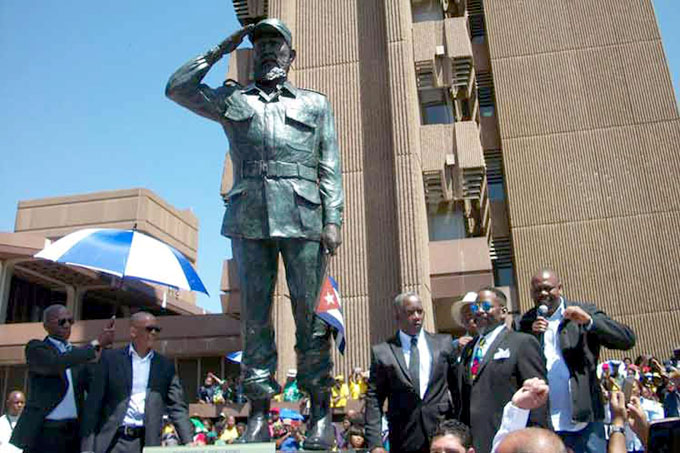 Develan estatuas de Oliver Tambo y Fidel Castro en Sudáfrica Develan estatuas de Oliver Tambo y Fidel Castro en Sudáfrica