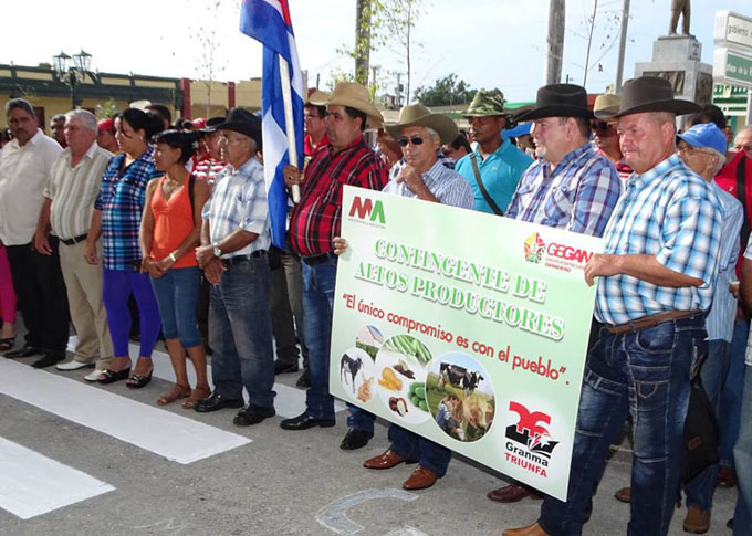 Abanderan contingente de altos productores en Bayamo (+ fotos) Abanderan contingente de altos productores en Bayamo (+ fotos)
