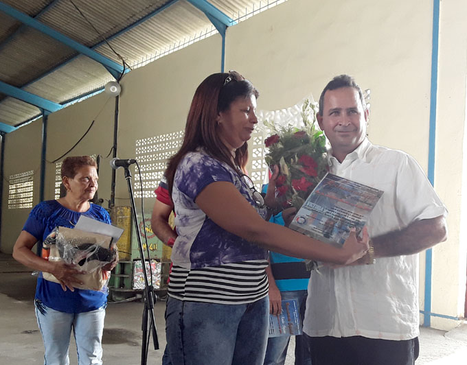 Comprometidos con la economía y la recuperación de materias primas Comprometidos con la economía y la recuperación de materias primas