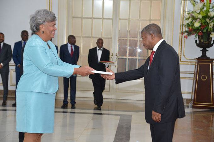 Presidente angoleño recibe credenciales de embajadora cubana Presidente angoleño recibe credenciales de embajadora cubana