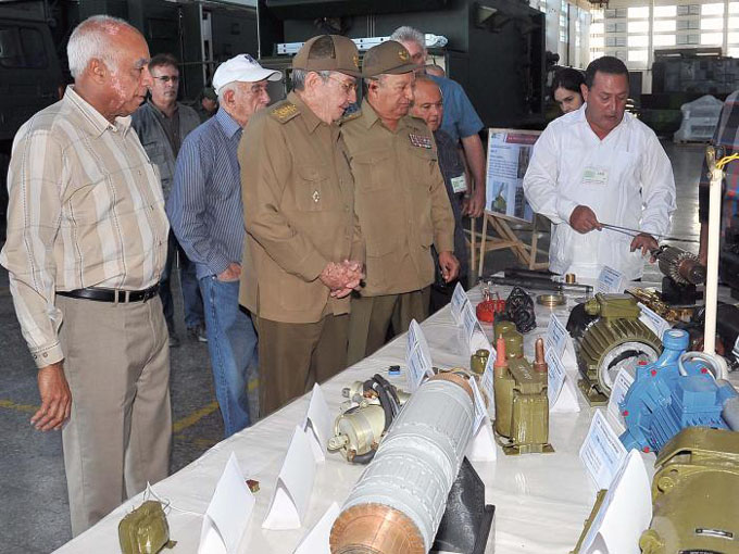 Visitó Raúl Empresa Militar Industrial en Mayabeque Visitó Raúl Empresa Militar Industrial en Mayabeque