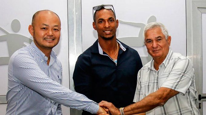 Yurisbel Gracial Signs Contract with the Japanese Sofbank Baseball Team