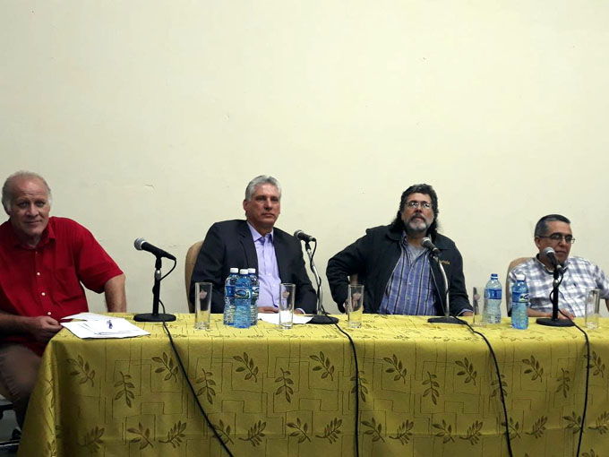 Dialoga Díaz-Canel con artistas que actuaron en el Kennedy Center y en Perú (+ fotos) Dialoga Díaz-Canel con artistas que actuaron en el Kennedy Center y en Perú (+ fotos)