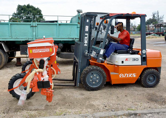 Acometen montaje de modernos equipamientos agrícolas en Granma (+ fotos) Acometen montaje de modernos equipamientos agrícolas en Granma (+ fotos)