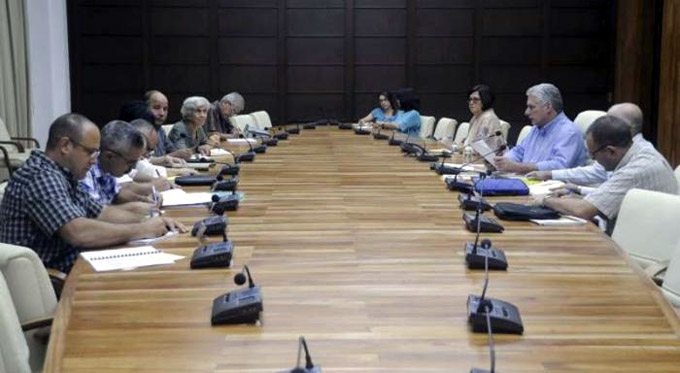 Continúa Presidente cubano chequeo de programas destinados al desarrollo económico y social Continúa Presidente cubano chequeo de programas destinados al desarrollo económico y social