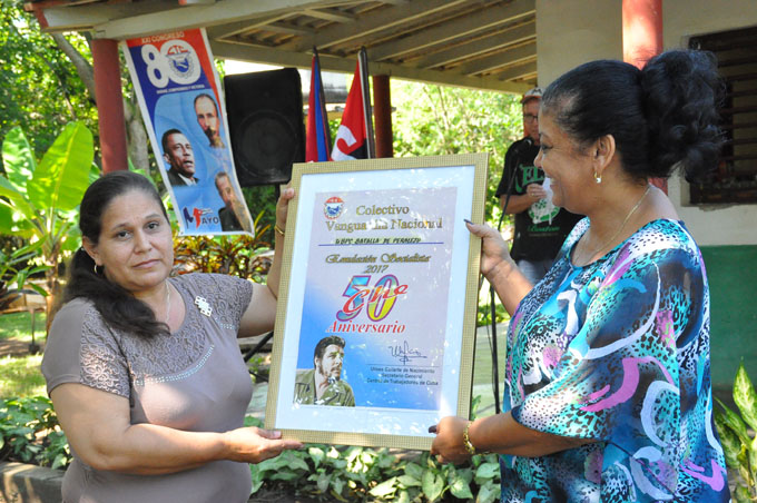 Entregan certificado de vanguardia nacional a Ubpc apícola Entregan certificado de vanguardia nacional a Ubpc apícola