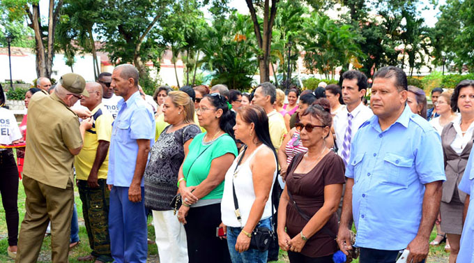 Distinguen a trabajadores civiles de la defensa (+ fotos) Distinguen a trabajadores civiles de la defensa (+ fotos)