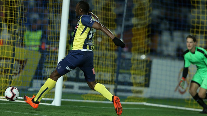 Usain Bolt se estrena como goleador en el fútbol profesional Usain Bolt se estrena como goleador en el fútbol profesional